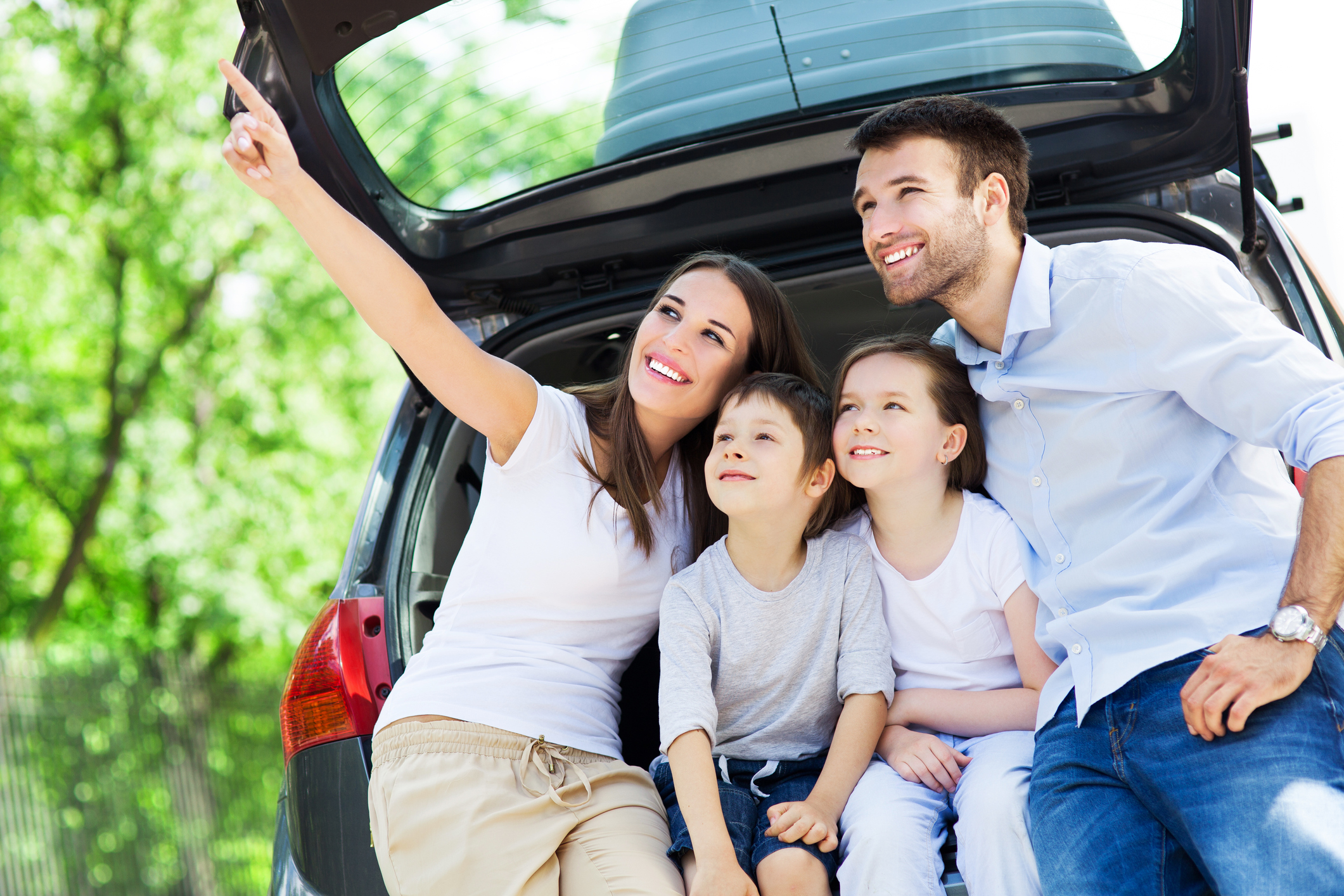幸せな家族の時間、車広告のイメージ画像